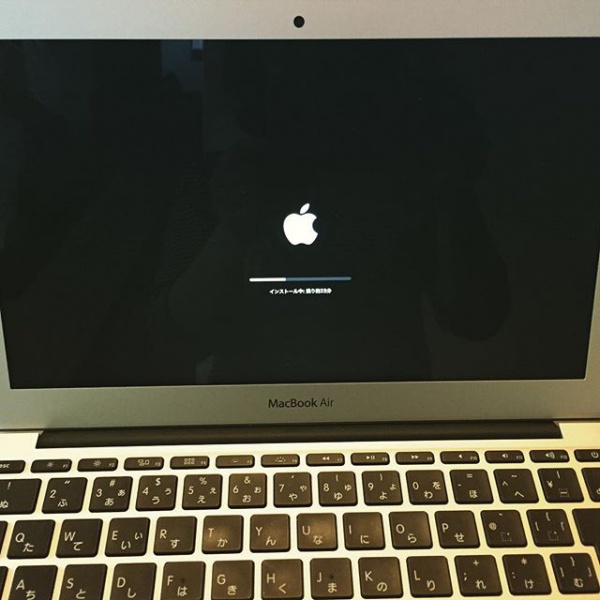 MacBookアップデート中