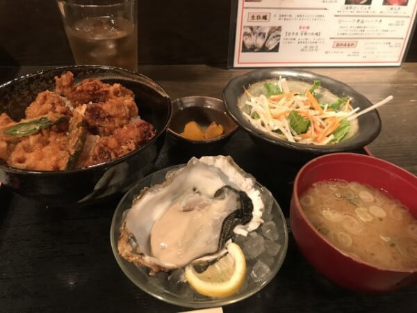 牡蠣天丼と生牡蠣