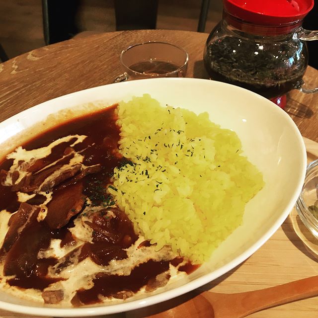 【Instagram】年内ラストになりそうなタイムズカフェでのランチ。オーソドックスにハヤシライスにしました。ハーブティーはラベンダーミックス。食べ終わった後Macでブログ書こうと思ってたら、アップデートで再起動になってしまいました(^^;アップデート完了したので、短い記事でも書こうかな。#ランチ #タイムズカフェ #timescafe #神楽坂