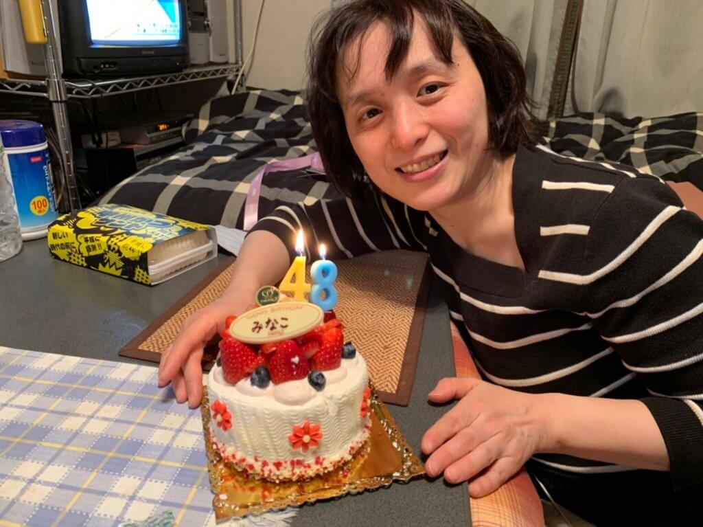 誕生日ケーキを前に