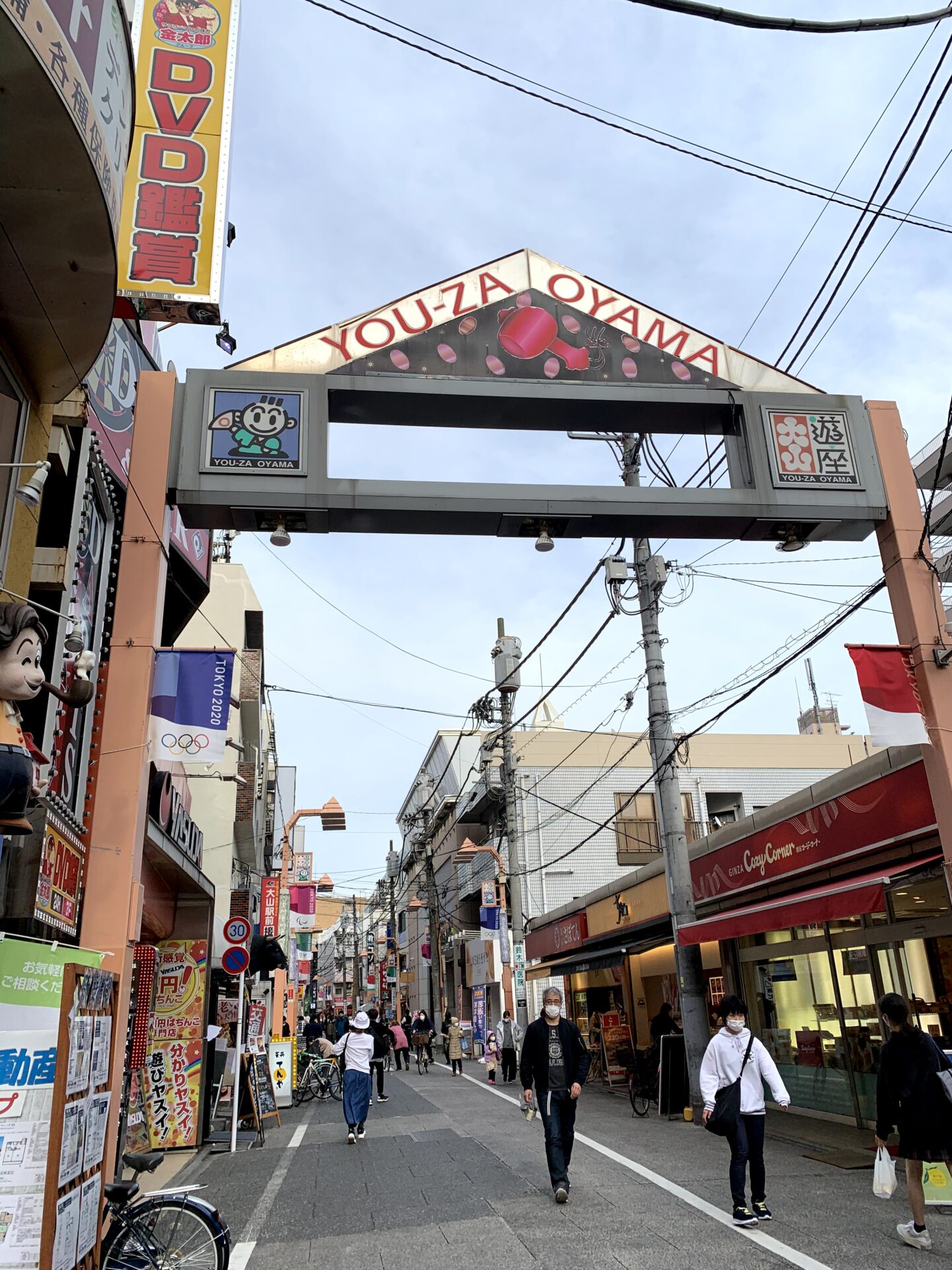 遊座大山商店街（東京都板橋区）の「ひみつ基地」に飾られているホーロー看板を見て、昭和の世界に入った感じがしました。【地元散策